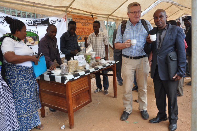 Dans la rue, le stand de Kawa Kabuya offre du café à boire ©Merveille Saliboko