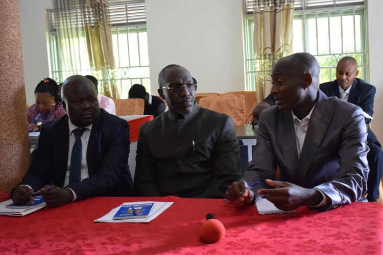 Le ministre provincial de la fonction publique et le vice-gouverneur de l'Ituri écoutent attentivement le coordinateur régional du programme café de VECO RDCongo ©Merveille Saliboko