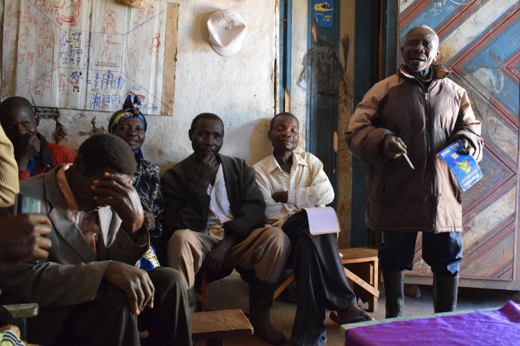 Debout, à droite, Unen Jilobi Kilion, le président de la micro-station de lavage de café de Budza. ©Merveille Saliboko