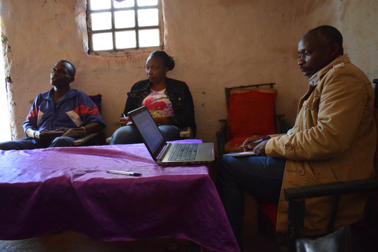 A gauche, le président de la section de Budza, D'Okpa, et à droite, Ndegho Mukomerwa, chef d'antenne de VECO RDCongo en Ituri. ©Merveille Saliboko