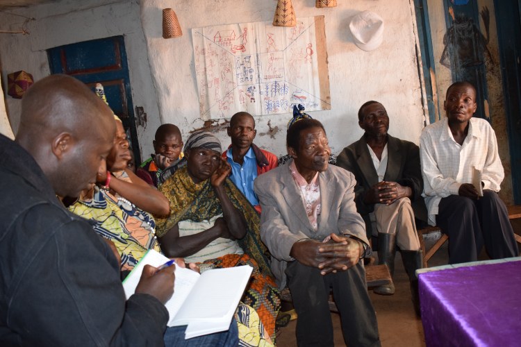 A gauche, Léopold Mumbere, coordinateur régional du programme café de VECO RDCongo, s'entretenant avec les caféiculteurs de Budza. ©Merveille Saliboko