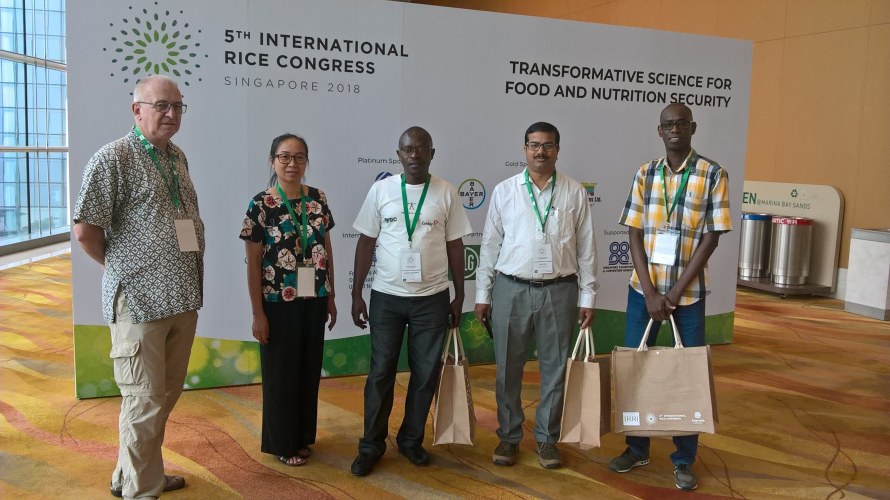 Louis Tchuma (au centre) et Mame Birame Ndiaye (à droite) avec leurs collègues et Sanjay Sethi de la société Phoenix.